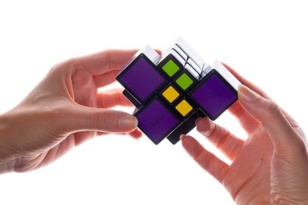 m_pocket-cube_lr_06-with-hands_scrambled